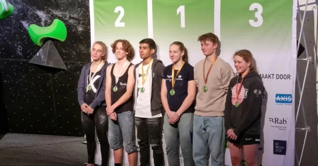We hebben de aftrap van het Jeugd Boulderseizoen 2024 weer gehad! Dit weekend deden onze toppers mee aan de eerste nationale boulderwedstrijd 💪 de U14 & U16 hadden de eerste wedstrijd in @monk_amsterdam en de U18 & U20 in @boulderhalbruut. @mountainnetwork werd goed vertegenwoordigd met maarliefst 40 fanatieke atleten🧗 Ze hebben stuk voor stuk hard gestreden in alle toffe wedstrijdboulders, hebben allen een plekje weten te bemachtigen voor de volgende wedstrijd en een aantal wisten zelfs een plekje op het podium te bemachtigen! We zijn trots op jullie!

Zaterdag
Jongens U14
🥈Tobias Huisintveld
🥉Ties de Vente

Zondag
Jongens U18
🥈@luuk_spaargaren 

Jongens U20
🥉@jesseh361

Meisjes U18
🥇@tessarobichon 

Op naar de volgende wedstrijd!
#teammountainnetwork #boulderen #youth #kidcrusher #trots

Hier alvast een sfeerimpressie van afgelopen zondag!📸