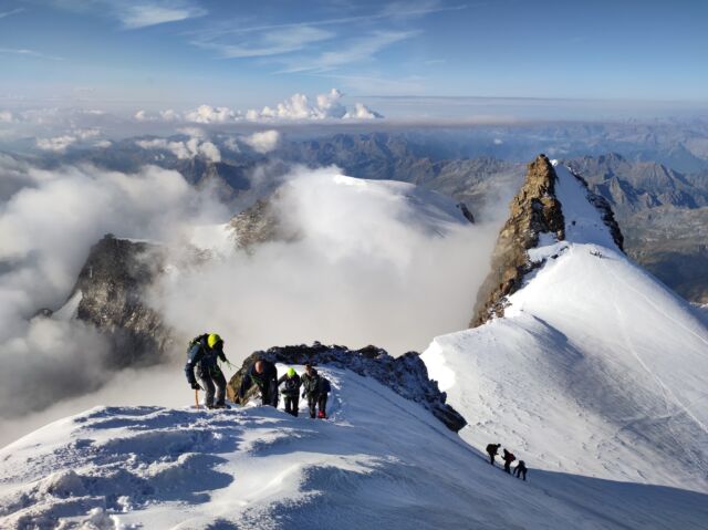 Kennismaken met alpinisme, acclimatiseren en trainen in het Mont Blanc massief én meerdere 4000ers beklimmen? De Monte Rosa Summits week is een uitdagend programma voor beginnende bergsporters met een goede conditie. De eerste helft van de week ga je op pad in het Mont Blanc massief om te trainen en acclimatiseren met de beklimming van de Aiguille du Tour. Daarna gaan we naar de Monte Rosa op de grens van Italië en Zwitserland, waar we in drie dagen tot wel 6 toppen van 4000m+ beklimmen. Bovendien slaap je op de hoogste berghut van Europa op ruim 4500 meter met uitzicht op de Matterhorn en Milaan. Lekker slapen is het niet op deze hoogte, maar een bijzondere ervaring is wel gegarandeerd!

Beschikbare reisdata:
• 21 juni - 27 juni (gegarandeerd vertrek)
• 4 augustus - 10 augustus

#mountaineering #monterosa #4000m #alps #alpinisme #alpineren #bergsport #bergbeklimmen #montblanc #chamonix