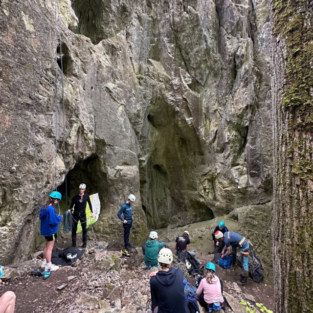 Wij zijn nog flink aan het nagenieten van deze prachtige dagen in de Ardennen met de Mountain Club, jullie ook? 😍

Wat was het te gek met z'n allen! Dagen gevuld met gezelligheid, veel klimmen, mooie uitzichten, lekker eten en veel spelletjes! 🙌

Bedankt allen en tot snel! 

@mountainnetwork 
@mountainclub.nl 

#klimmen #climbing #rockclimbing #ardennen #pontalesse #outdoor #klettersteigen #nature #natuur #camp #mountainclub