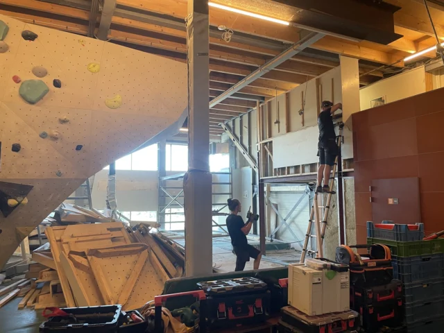 Nieuwe trainingsfaciliteit under construction! 🛠 

Het is zover, we gaan Kilterboards plaatsen bij @mountainnetworkamsterdam! Er komen twee Kilterboards, een op 30 graden en een op 50 graden. Ons team is vorige week begonnen met de verbouwing, we verwachten eerste week september de trainingsruimte af te hebben.

Welke trainingsfaciliteiten heb je bij MN AMS na de verbouwing? 

- Twee Kilterboards (30 en 50 graden)
- Een kleine spraywall (40 graden)
- Een bouldergym met 60 boulders
- Een complete fitness gym voorzien van airco
- Campusboard
- Hangboarden en toebehoren
- Twee Autobelays

En daarnaast kun je uiteraard lekker klimmen in onze toprope & lead klimhal!

Op vrijdag 13 september is er een officiële opening vanaf 19:00 uur, kom langs met je vrienden voor een gezamenlijke Kilterboards sessie. We zorgen voor een workshop Kilterboard, een DJ en een volledige set nieuwe boulders. Zet deze datum dik in je agenda, en graag tot dan!