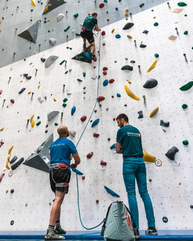 Morgen start er weer een nieuwe voorklim cursus! 
Dus wil jij graag verder in de klimsport en wil je de andere helft van onze klimhal ontdekken? Boek dan vandaag nog via de website of de link in onze bio! 
.
.
.
#noardwand #mountainnetwork #leadclimbing