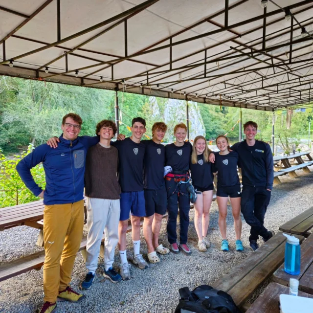 Afgelopen weekend was het wedstrijdteam van @noardwand onder begeleiding van @jasperrijken en @elja.fl klimmen in de Ardennen. Vanuit het @mountainnetworkoutdoor Ardennen Basecamp hebben zij op zaterdag geklommen in Dave en zondag in Freyr. Het buiten klimmen was in het begin weer even wennen, waar zet ik m'n voeten weg, waar zit de volgende greep en hoe werkte dat boven ook alweer precies met dat ombouwen. Na een paar routes zat het vertrouwen er weer in en dan blijkt het dat je zelfs kan staan op "niets", er meer zit voor je handen dan je denkt en het ombouwen eigenlijk heel makkelijk is. Op zaterdag lag de focus voornamelijk op singlepitch en op zondag heeft ook iedereen een multipitch geklommen op de grootste wand (110m) van Freyr, de mooie klassieke route "La Direttissima". 

Dat smaakt naar meer!🏞

#teammountainnetwork #buitenklimmen