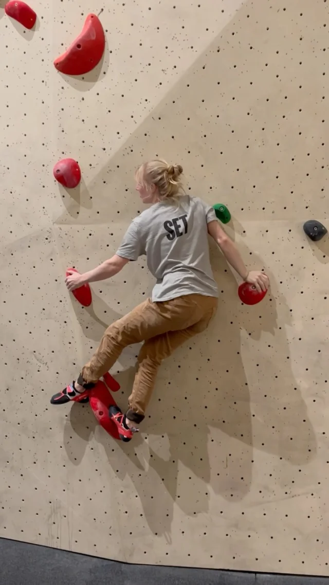 @setroutesetting  heeft weer een lekker setje boulders achtergelaten op de SOTW wand beneden! 

24 boulders : van voorzichtig bewegen op kleine crimps tot fysiekere boulders met grote macro’s, alles is er te vinden! En ook bijna alles extra toegankelijk voor de kleinere strijders 💪 

Kom snel proberen en laat een comment achter in Toplogger bij je favoriete boulder van de set!