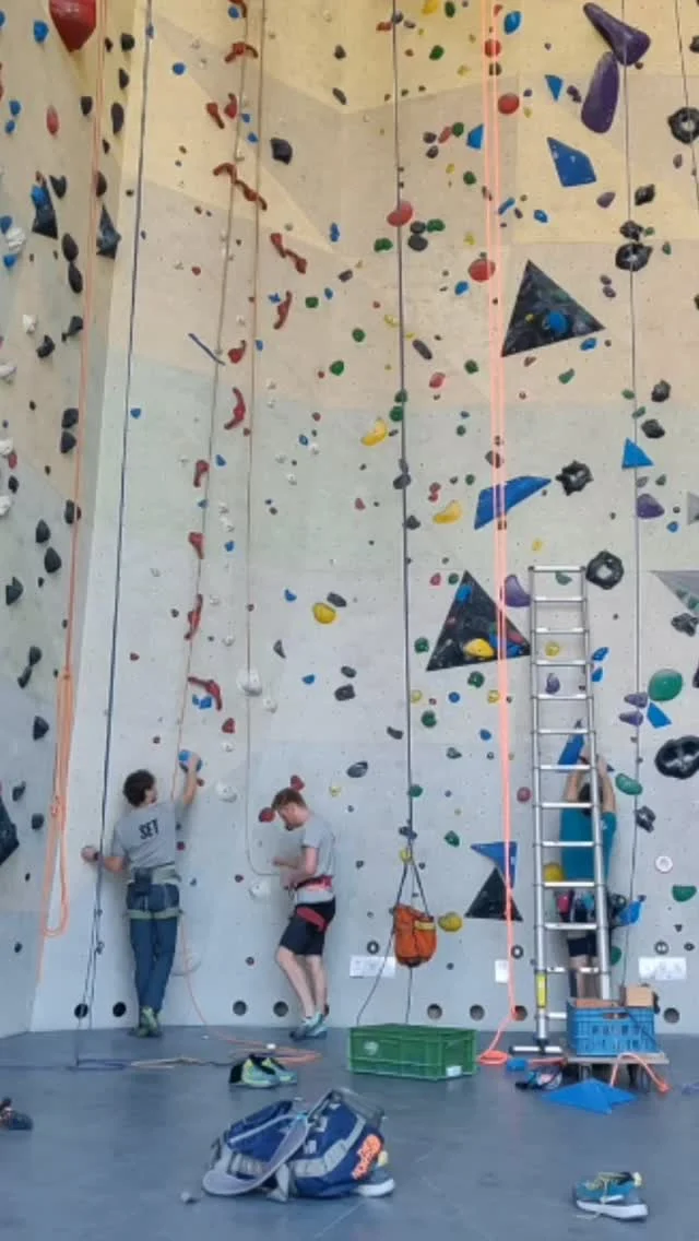 13 meter madness. Gisteren heeft @setroutesetting onze 13 meter hal weer volgebouwd met nieuwe routes! 

#climbing #mountainnetwork #klimmen #routesetting #dordrecht