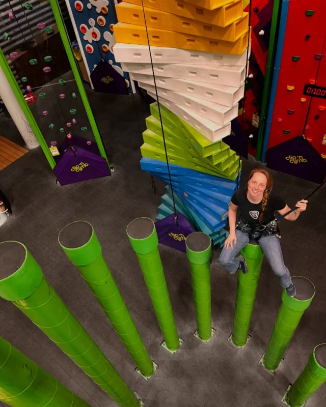 Clip’n climb nieuws‼️

De meesten van jullie zullen Lotte alleen kennen van de schoonmaak in Noardwand. Maar vanaf April gaat Lotte ook clip’ n climbs geven. 

Dankzij haar kan er nu elke dag clip’n climb geboekt worden!

Boeken kan via de link in onze bio of via de website. 
.
.
.
#noardwand #mountainnetwork #clipandclimb #climbing