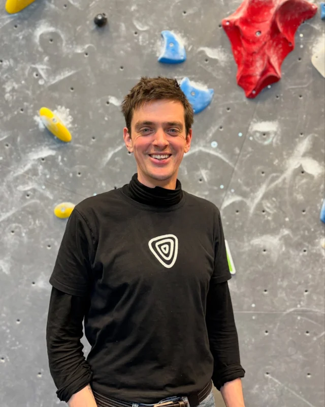 Even voorstellen…

Hoi! Ik ben Henk Jan, de nieuwe locatiemedewerker bij Noardwand. Ik boulder nu dik een half jaar maar ben er al helemaal aan verslaafd. Je zult mij de komende maanden heel veel tegenkomen in de boulderhal én bij het topropen want ik ben al druk bezig met mijn  cursus. Ik ben groot muziekliefhebber en vind het altijd leuk om even een praatje te maken. Hopelijk tot snel in de hal, of bij de bar!
.
.
.
#noardwand #mountainnetwork #climbing #bouldering