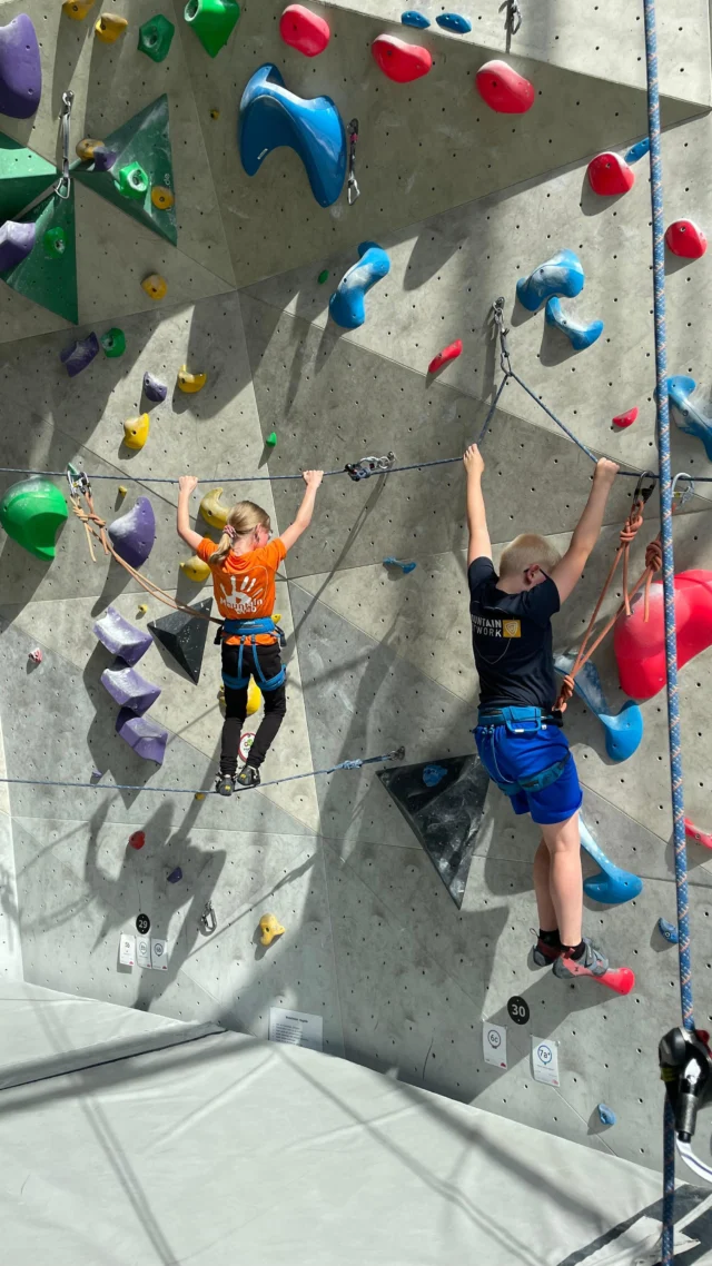 PARTNER IN CLIMB - Onze Mountain Club kids én hun klimmaatjes hebben zich gister helemaal uitgeleefd met het abseilen, klettersteigen, duo boulders en nog veel meer.💪🏼 Wat een dag vol teamwork, plezier en gezelligheid! Jullie waren fantastisch🤩 super bedankt aan iedereen die meedeed!
Wil je ook meedoen met zulke toffe evenementen? Boek dan nu een gratis proefles! kijk op onze site of via de link in bio.