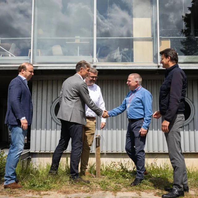 🎉 De bouw is gestart: National Climbing Centre Nieuwegein komt eraan! 🧗‍♂️

Op woensdag 7 mei gaven wethouder Marieke Schouten, Johan Cavé (Mountain Network) en vertegenwoordigers van Jutphaas Wonen, Trebbe bouw, Aldi en ontwikkelcombinatie Lunee-Trebbe het officiële startsein voor de bouw van HoeveRijk in Nieuwegein.

In deze nieuwe, duurzame wijk verrijst in 2026 ons gloednieuwe National Climbing Centre Nieuwegein (NCCN) – het grootste en meest moderne klim- en bergsportcentrum van de Benelux, en een van de grootste van Europa.

📍 Met 5100 m² aan klim- en boulderfaciliteiten, een officiële speedwand, state-of-the-art trainingszones, een verblijf voor atleten, én ruimte voor funclimbing, horeca en shop wordt het NCCN een plek waar zowel recreanten als topsporters hun grenzen kunnen verleggen en samenkomen rond de klimsport.

We zijn trots dat we samen met onze partners mogen bouwen aan deze bijzondere plek waar sport, ontmoeten en beleven samenkomen.

@mountainnetworknieuwegein @trebbe1911 @gemeente_nieuwegein @aldi.nederland @wrkarchitecten @_nkbv @climbup_nieuwegein @fysioholland_ @citywall.climbingwalls @lasportivagram @petzl_benelux @kindencoludens