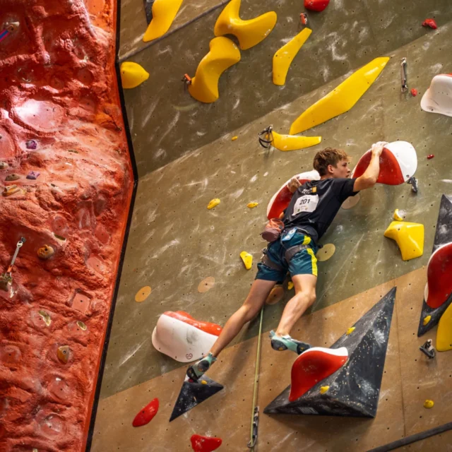 Wat een dag bij @mountainnetworkarnhem Afgelopen zaterdag stond onze leadwand volledig in het teken van de jeugd. Zo’n 75 jonge klimmers uit heel Nederland gaven álles tijdens het NJK Lead 2025 — midden in een broeierige zomerhitte.

De routes? De bouwers van @setroutesetting leverden weer topwerk: technisch, lang, pittig en creatief. De vibes? Positief en fanatiek. De focus? Messcherp.

Van U15 tot U21 werd er geknokt voor elke pas en ieder plusje. In meerdere categorieën lag het zó dicht bij elkaar dat er extra finalisten door mochten. Respect voor iedereen — dit was klimmen op het hoogste niveau.

- Mias Braat (U17) herpakte zich na een bijna-slip en klom met een ijzersterke run naar de titel én een ticket voor de European Youth Cup.
- Yara Meye (U19) bleef koel en klom gecontroleerd naar haar tweede NJK-titel op rij. Bouwe Visschedijk? Alles op instinct — snel, sterk, goud.
- Ties de Vente en Nienke Kodde (U15) lieten zien dat je geen top nodig hebt om te domineren.
- In de U21 sloten Thijs Pieters en Doenja Sinke het NJK in stijl af — krachtig en volledig verdiend.

Het NJK was dé seizoensafsluiter. Dank aan iedereen die erbij was — atleten, coaches, jury, ouders, vrijwilligers en fans. Jullie maakten het verschil.

Check alle foto's op onze facebook!

📸 @jlemos88

@_nkbv bedankt weer voor de goede organisatie!

#NJKLead2025 #MountainNetwork #LeadClimbing #JeugdKlimmen #ClimbersOfTheFuture #KlimsportNL