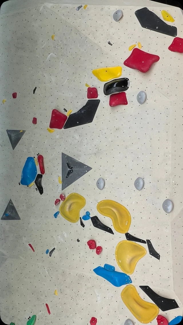 New this week:

(Een deel van) The Roof, Slab, Trio 1 / 3, The Wall en The Ark!

Deze week is er flink doorgebouwd door @setroutesetting met maar liefst 36 nieuwe boulders + een vette Slab Of The Week

Van springen, trekken aan randjes tot balanceren; er is weer veel nieuwe uitdaging te vinden in deze set!