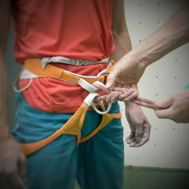 Gisterenavond heeft er bij @mountainnetworkarnhem een ongeval plaatsgevonden.

Een ervaren klimmer is tijdens het zelfstandig klimmen gevallen vanaf ongeveer zeven meter hoogte op de bovenste verdieping van de klimhal, nadat hij zich niet goed had ingebonden aan het touw. De hulpdiensten waren snel ter plaatse en hebben het slachtoffer, dat ernstig letsel heeft opgelopen aan hand en enkel, overgebracht naar het ziekenhuis. We wensen hem veel sterkte en een voorspoedig herstel.

Voor de aanwezige klimmers en ons personeel is slachtofferhulp beschikbaar gesteld.

Dit incident herinnert ons er opnieuw aan hoe belangrijk de partnercheck is.
Een goed uitgevoerde partnercheck had dit ongeluk kunnen voorkomen. Daarom benadrukken we nogmaals: de partnercheck is altijd verplicht; bij elke klim, op elk moment!

Samen zorgen we voor een veilige klimomgeving.
Meer informatie over veilig klimmen en de partnercheck vind je via de link in bio.