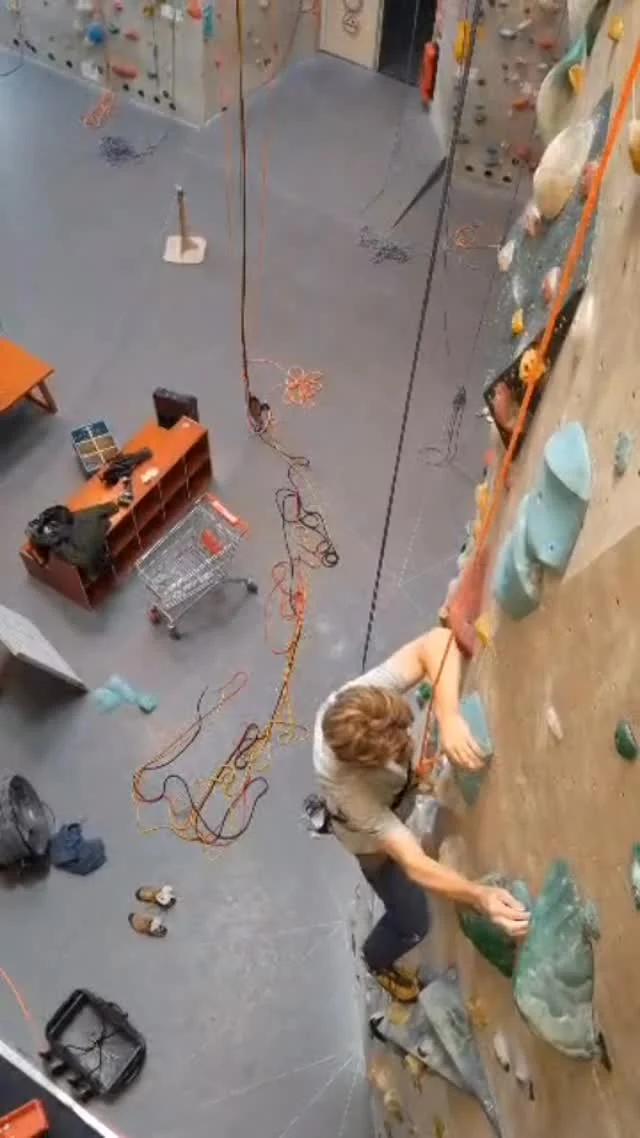 Afgelopen vrijdag is er weer gebouwd. In de hal, en in de schacht bij de autobelay.
Thanks @setroutesetting !