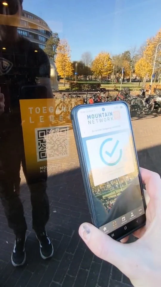 Met een beetje vertraging is het eindelijk zo ver! 
Heb jij een lidmaatschap bij onze locatie, dan kan je voortaan van maandag tot en met vrijdag 1.5 uur voor de reguliere openingstijd al naar binnen. In het weekend is het 30 minuten. 

Heb je nog niet de app, vraag dan bij de balie om je een link te sturen zodat je account direct gekoppeld is! 

Let op! 
Tijdens deze uren kan het zijn dat gedeeltes van de hal soms niet toegankelijk zijn in verband met schoonmaak of groepen. 
Als er facturen of rekeningen open staan werkt de QR code bij de deur ook niet! 
Dit is alleen een voordeel voor lidmaatschappen, geldt dus niet voor strippenkaarten.