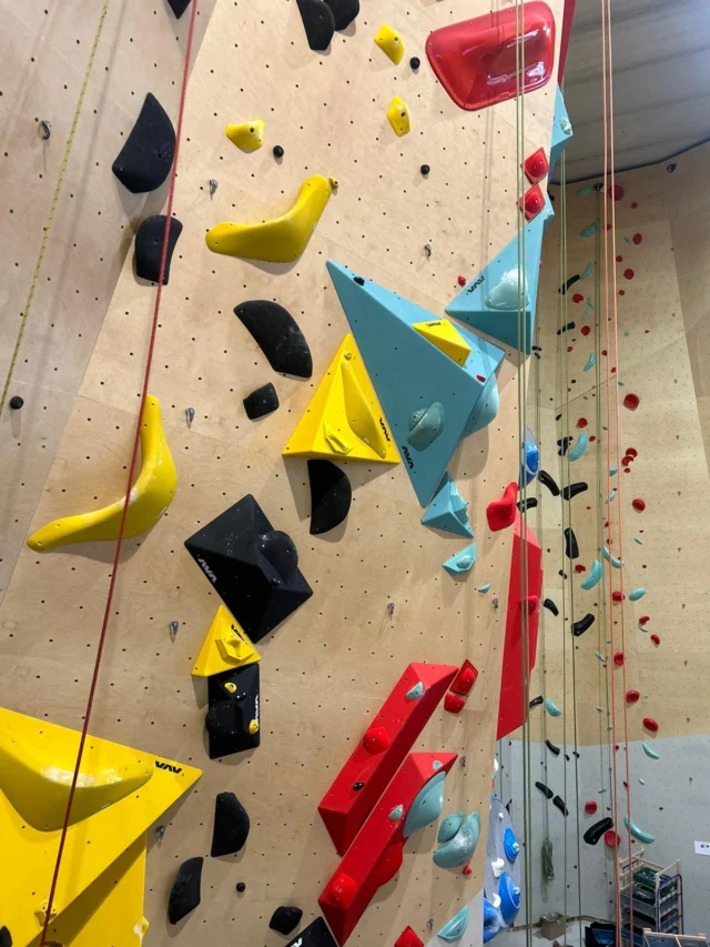 📣 Opening NCC – zaterdag 3 & zondag 4 januari

Onze routebouwers hebben de afgelopen week keihard gewerkt om de eerste routes erin te schroeven. We zijn klaar voor de opening van het eerste deel van het National Climbing Center (NCC). 

Lees onderstaande info goed door!

🧗 Zaterdag 3 januari 2026
• Mountain Club-leden: tot 14.00
• Volwassen leden: vanaf 14.00

🧗 Zondag 4 januari
• Geopend voor alle klimmers

👉🏼 Wat is er open?
Een 14 meter hoge klimhal met 28 toprope-lijnen, allemaal voorzien van splinternieuwe routes en verse grepen.

⚠️ Gefaseerde opening = beperkte voorzieningen!
• Koffie, thee & fris in de keet (nog geen eten)
• WC aanwezig – nog geen kleedkamers of douches
• Geen verwarming → kleed je warm aan
• Tassen kunnen bij de klimhal worden neergelegd

🚶 Looproute & veiligheid
• Parkeren bij de huidige klimhal
• Volg de bewegwijzering (± 3 min lopen)
• Aanmelden in de bouwkeet
• Bouwplaats niet betreden!

📍 Adres: Iepenhoeve 41, Nieuwegein

🕒 Openingstijden (eerste fase)
Ma–vr: 15.30–23.00
Weekend: 09.00–19.00​

🔧 Wat volgt de komende maanden?
• Intro-boulder (medio januari)
• Autobelay-plein met 27 autobelays (begin februari)
• Volledige opening NCC (eind april)

Lees alle informatie op onze website en schrijf je in voor onze nieuwsbrief (link in Bio).

Dit is pas het begin. Tot snel aan de wand!

#NCC #mountainnetwork #klimmen #nieuwegein #sportklimmen